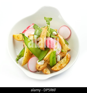 Délicieuse salade de pommes de terre et de radis et betterave à sucre s'enclenche Banque D'Images