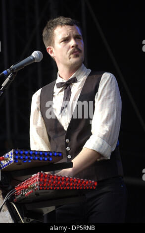 Sep 23, 2006 ; Baltimore, MD, USA ; Singer BRANDON FLOWERS DES KILLERS il se produit lors de la première édition du Virgin Festival qui a eu lieu à la piste Pimlico Race Course à Baltimore, Maryland. Crédit obligatoire : Photo par Jason Moore/ZUMA Press. (©) Copyright 2006 par Jason Moore Banque D'Images