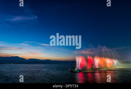 Fontaine de couleur sur l'eau dans le crépuscule du temps avec effet de flou de mouvement Banque D'Images