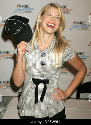 Sep 25, 2006 ; New York, NY, USA ; l'actrice Ali Larter fait la promotion de son nouveau spectacle 'Heroes' à la NBC Experience Store. Crédit obligatoire : Photo par Nancy/Kaszerman ZUMA Press. (©) Copyright 2006 by Kaszerman Banque D'Images