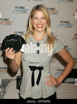 Sep 25, 2006 ; New York, NY, USA ; l'actrice Ali Larter fait la promotion de son nouveau spectacle 'Heroes' à la NBC Experience Store. Crédit obligatoire : Photo par Nancy/Kaszerman ZUMA Press. (©) Copyright 2006 by Kaszerman Banque D'Images