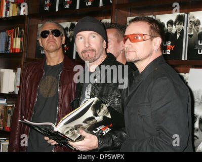 Sep 26, 2006 ; New York, NY, USA ; U2 membres (L-R) ADAM CLAYTON, LARRY MULLEN JR, , l'EDGE et Bono à la signature pour le nouveau livre 'U2 par U2' tenue à Barnes et Noble Union Square. Crédit obligatoire : Photo par Nancy/Kaszerman ZUMA Press. (©) Copyright 2006 by Kaszerman Banque D'Images