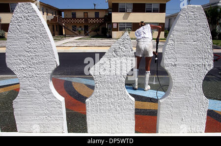 Sep 26, 2006 ; Delray Beach, FL, USA ; Peggy cruche de Surfaces artistique à Pompano Beach nettoie une pression art terrazzo trottoir avant de le fermer dans le bloc de 100 NW 5th Avenue à Delray Beach Mardi, 26 Septembre, 2006. La ville a investi des millions de dollars d'embellir la rue brisée et maintenant un groupe local sera l'achat de bâtiments commerciaux délabrés, les fixant d'un Banque D'Images