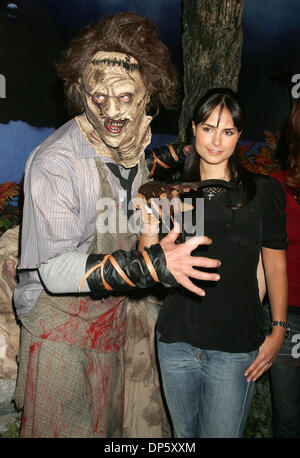 Sep 28, 2006 ; New York, NY, USA ; Acors et JORDANA BREWSTER LEATHERFACE à la séance de photo pour le dévoilement de la Chambre 'Live ! Doté d''chambre des horreurs" tenue à Madame Tussauds-Times Square. La chambre dispose de trois "films d'horreur A Nightmare on Elm Street', 'Le Texas Chainsaw Massacre" et "Friday the 13th." Crédit obligatoire : Photo par Nancy/Kaszerman ZUMA Prés Banque D'Images