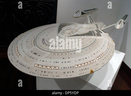 Sep 29, 2006, Manhattan, NY, USA ; Starship Enterprise-E modèle utilisé dans 'Star Trek : First Contact", estimée à vendre pour 8 000 $-$12 000. Dans la célébration du 40e anniversaire de 'Star Trek' Christie's organise une vente aux enchères de deux 'Star Trek' articles tirés des archives de CBS Paramount Television Studios. Les éléments incluant l'intégralité de la 'Star Trek' television series et m Banque D'Images