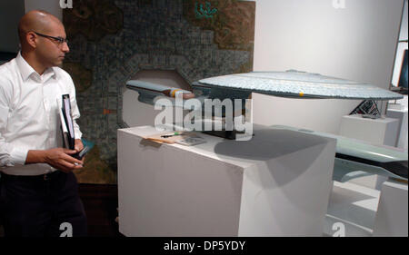 Sep 29, 2006, Manhattan, NY, USA ; un employé Christie's donne sur modèles. Dans la célébration du 40e anniversaire de 'Star Trek' Christie's organise une vente aux enchères de deux 'Star Trek' articles tirés des archives de CBS Paramount Television Studios. Les éléments incluant l'intégralité de la 'Star Trek' des séries télévisées et des films, y compris les costumes, accessoires, les vinaigrettes, les modèles de la S Banque D'Images