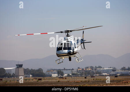 Sep 29, 2006 ; San Diego, CA, USA ; un tout nouveau A-Star, American Eurocopter AS 350 B3 hélicoptère vole dans l'air après une cérémonie d'inauguration à Mongomery Champ, où il a été annoncé que la Police de San Diego Air du ministère et de soutien a été récemment élargi avec l'ajout de personnel et l'état de l'art helicopters chargé avec des équipements high-tech dont la technologie infrarouge, Banque D'Images