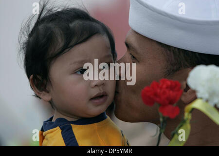 Sep 29, 2006 ; San Diego, CA, USA ; US Navy et les membres de l'équipage civil de l'USNS Mercy est retourné à San Diego le vendredi 29 septembre après plus de cinq mois dans la région du Pacifique sud-est. HM3 FLORO CELLONA embrassa son fils âgé de 11 mois BRENDON CEDRIC CELLONA après le navire. Crédit obligatoire : Photo de John Gibbins/SDU-T/ZUMA Press. (©) Copyright 2006 by SDU-T Banque D'Images