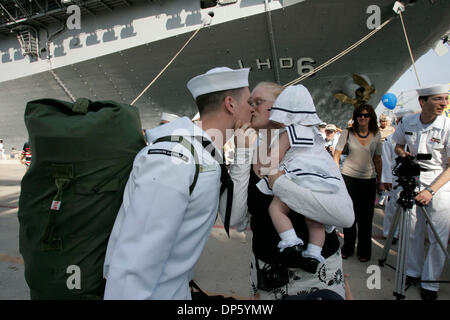 Sep 29, 2006 ; San Diego, CA, USA ; US Navy et les membres de l'équipage civil de l'USNS Mercy est retourné à San Diego le vendredi 29 septembre après plus de cinq mois dans la région du Pacifique sud-est. Spécialiste culinaire MCCRILLIS BRANDON embrassa sa femme JAMIE MCCRILLIS qui tenait son tout nouvel enfant et trois mois ahlof NIA MCCRILLIS, qui est né au cours du déploiement de Brandon. Banque D'Images