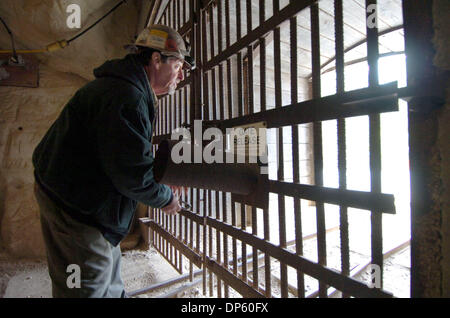 Sep 30, 2006 ; Antioche, CA, USA ; depuis 26 ans, Rick Miner Yarborough a travaillé le Black Diamond Mines à Antioche, en Californie, l'état des ressources de charbon de premier plan à la fin des années 1800. Maintenant, l'East Bay Regional Park District des mines l'industrie du tourisme et les chèques Yarborough un verrou sur la Mine Atlas Hazel. Crédit obligatoire : Photo par Karl Mondon/Contra Costa Times/ZUMA Press. (©) Copyright 20 Banque D'Images