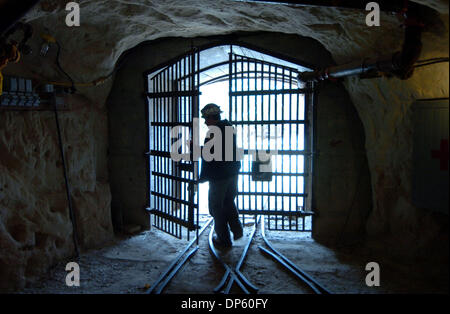 Sep 30, 2006 ; Antioche, CA, USA ; depuis 26 ans, Rick Miner Yarborough a travaillé le Black Diamond Mines à Antioche, en Californie, l'état des ressources de charbon de premier plan à la fin des années 1800. Maintenant, l'East Bay Regional Park District des mines l'industrie du tourisme et les chèques Yarborough un verrou sur la Mine Atlas Hazel. Crédit obligatoire : Photo par Karl Mondon/Contra Costa Times/ZUMA Press. (©) Copyright 20 Banque D'Images