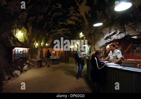 Sep 30, 2006 ; Antioche, CA, USA ; Bob naturaliste Kanagaki chèques dans les touristes à la Black Diamond Mines cadeaux Samedi 30 Septembre, 2006. Kanagaki a travaillé dans les mines depuis 1989. Crédit obligatoire : Photo par Karl Mondon/Contra Costa Times/ZUMA Press. (©) Copyright 2006 par Contra Costa Times Banque D'Images
