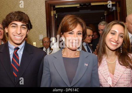 Oct 03, 2006, Manhattan, NY, USA ; Procureur général de l'État de NY Républicain candidat JEANINE PIRRO avec son fils Alex et sa fille Kiki à une levée de fonds qui a eu lieu en l'honneur de Pirro au New York Marriott East sur Lexington Avenue à New York. Pirro a récemment été examiné de près par les enquêteurs fédéraux pour avoir comploté pour enregistrer son mari pour savoir s'il avait une liaison. Mandato Banque D'Images