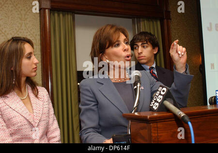 Oct 03, 2006, Manhattan, NY, USA ; Procureur général de l'État de NY Républicain candidat JEANINE PIRRO avec son fils Alex et sa fille Kiki à une levée de fonds qui a eu lieu en l'honneur de Pirro au New York Marriott East sur Lexington Avenue à New York. Pirro a récemment été examiné de près par les enquêteurs fédéraux pour avoir comploté pour enregistrer son mari pour savoir s'il avait une liaison. Mandato Banque D'Images