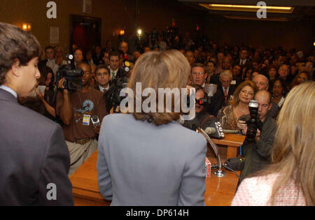 Oct 03, 2006, Manhattan, NY, USA ; Procureur général de l'État de NY Républicain candidat JEANINE PIRRO avec son fils Alex et sa fille Kiki à une levée de fonds qui a eu lieu en l'honneur de Pirro au New York Marriott East sur Lexington Avenue à New York. Pirro a récemment été examiné de près par les enquêteurs fédéraux pour avoir comploté pour enregistrer son mari pour savoir s'il avait une liaison. Mandato Banque D'Images