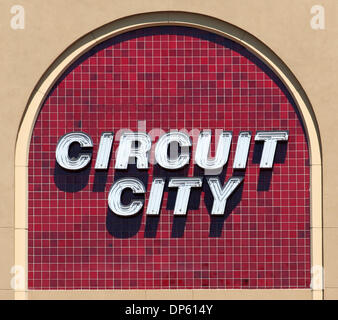 Oct 03, 2006 ; Paris, France ; Circuit City est un détaillant de produits électroniques de consommation 200 Fortune avec plus de 11 milliards de USD en ventes. Avec plus de 50 ans dans le commerce de détail, Circuit City est le troisième plus grand détaillant d'électronique aux États-Unis, derrière Best Buy et Wal-Mart. Au 31 août 2006, Circuit City's segment exploité 632 hypermarchés et 5 autres Banque D'Images