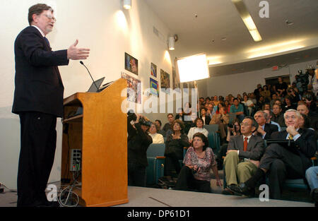 Oct 03, 2006 ; Berkeley, CA, USA ; M. George Smoot parle aux médias et ses collègues sur les travaux qui lui ont valu le Prix Nobel au Lawrence Berkeley National Laboratory, mardi, à Berkeley. George Smoot partage le prix Nobel de physique avec John Mather d NASAÕs Goddard Space Flight Center à Greenbelt, Md., pour leur travail à un satellite qui a fourni un soutien accru pour le th Banque D'Images