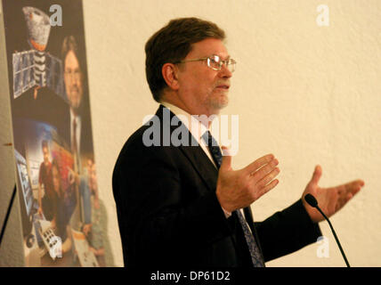 Oct 03, 2006 ; Berkeley, CA, USA ; M. George Smoot parle aux médias et ses collègues sur les travaux qui lui ont valu le Prix Nobel au Lawrence Berkeley National Laboratory, mardi, à Berkeley. George Smoot partage le prix Nobel de physique avec John Mather d NASAÕs Goddard Space Flight Center à Greenbelt, Md., pour leur travail à un satellite qui a fourni un soutien accru pour le th Banque D'Images