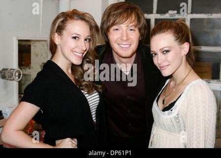 Oct 03, 2006 ; Manhattan, New York, USA ; 2003 American Idol runner-up Clay Aiken visites dans les coulisses du théâtre avec Neil Simon acteur Haylie Duff Hairspray, gauche, et sa sœur chanteuse Hilary Duff, dans la ville de New York dans le quartier des théâtres le mardi 3 octobre 2006. Crédit obligatoire : Photo par Ange/Chevrestt ZUMA Press. (©) Copyright 2006 by Ange Chevrestt Banque D'Images