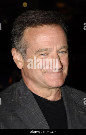 Le 4 octobre 2006, Hollywood, CA, USA ; acteur Robin Williams à l'avant-première de 'l'homme de l'année" au Grauman's Chinese. Crédit obligatoire : Photo par Vaughn Youtz. (©) Copyright 2006 par Vaughn Youtz. Banque D'Images