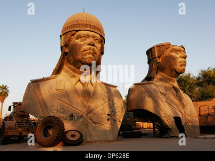 Juin 04, 2006 ; BAGDAD, IRAQ, a renversé les statues de 20 pieds de Saddam Hussein, prises à partir de l'un des palais de l'ancien président irakien, s'asseoir dans un lot de stockage dans la zone verte de Bagdad le 4 juin 2006. Crédit obligatoire : Photo par David Honl/ZUMA Press. (©) Copyright 2006 by David Honl Banque D'Images