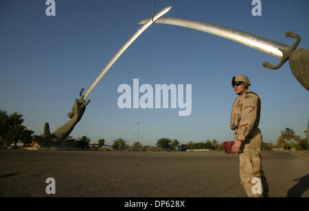 Jun 06, 2006 ; BAGDAD, IRAK, soldats américains sont au les épées de Qadisiyyah, également connu sous le nom de mains de la victoire dans le centre de Bagdad le 1 juin 2006. Les mains massives sont modélisés de la main de l'ancien président irakien Saddam Hussein. L'arches stand à l'entrée à une parade ground construite pour commémorer la victoire de l'Irak dans la guerre Iran-Irak. Chaque épée est d'environ 140 f Banque D'Images