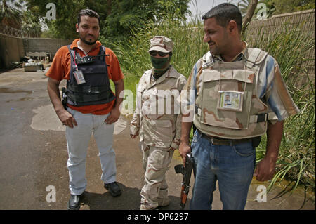 Jun 11, 2006 ; BAGDAD, IRAQ, les gardes de sécurité privés protéger l'Premier ministre Nuri Kamal al-Maliki dans la zone verte de Bagdad le 11 juin 2006. La zone internationale, également connu sous le nom de la zone verte, se trouve à 5 milles carrés de Bagdad qui contient le gouvernement national iraquien et de la Coalition, le Premier ministre irakien, le bureau du Ministère irakien de la Défense, et des États-Unis et de la coalition emb Banque D'Images