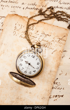 Montre de poche Vintage sur fond de manuscrits Banque D'Images