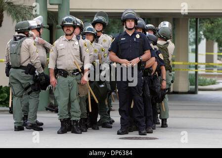 Oct 04, 2006 ; Escondido, California, USA ; Escondido Ville Conseil vote sur un immigrant illégal ordonnance logement. Recueillir des agents à l'extérieur pour maintenir la paix entre les manifestants des deux côtés qui ont assisté à la manifestation à l'extérieur de l'hôtel de ville. Crédit obligatoire : Photo par Crissy Pascual/SDU-T/ZUMA Press. (©) Copyright 2006 by SDU-T Banque D'Images