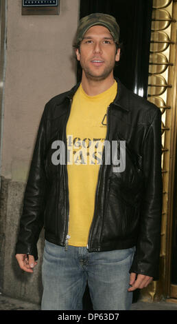 Oct 04, 2006 ; New York, NY, USA ; acteur DANE COOK fait la promotion de sa nouvelle "Employé du mois" à Times Square. Crédit obligatoire : Photo par Nancy/Kaszerman ZUMA Press. (©) Copyright 2006 by Kaszerman Banque D'Images