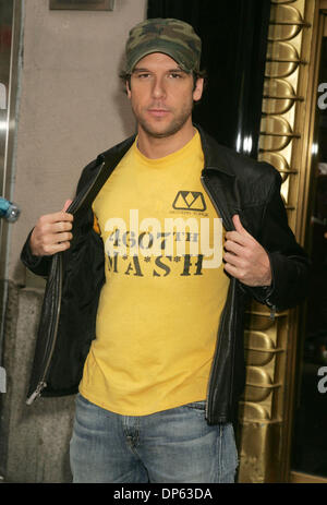 Oct 04, 2006 ; New York, NY, USA ; acteur DANE COOK fait la promotion de sa nouvelle "Employé du mois" à Times Square. Crédit obligatoire : Photo par Nancy/Kaszerman ZUMA Press. (©) Copyright 2006 by Kaszerman Banque D'Images