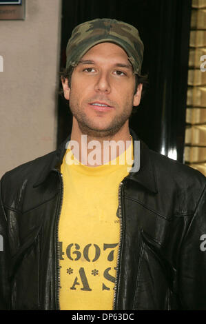 Oct 04, 2006 ; New York, NY, USA ; acteur DANE COOK fait la promotion de sa nouvelle "Employé du mois" à Times Square. Crédit obligatoire : Photo par Nancy/Kaszerman ZUMA Press. (©) Copyright 2006 by Kaszerman Banque D'Images