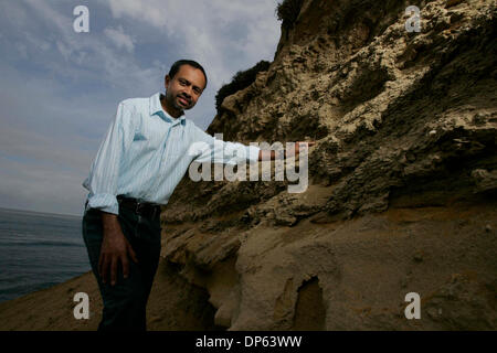 Oct 05, 2006 ; San Diego, CA, USA ; une nouvelle étude a montré que les régions tropicales sont la source de la majeure partie de la biodiversité mondiale. KAUSTUV ROY scientifique ont étudié 174 familles de bivalves y compris ceux trouvés dans la formation de la fin du pléistocène au point Lomas Sunset Cliffs pour obtenir une image de la progression de l'bidiversity. Crédit obligatoire : Photo de John Gibbins/SDU-T/ZUMA Press. Banque D'Images