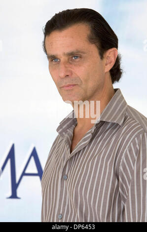 Oct 05, 2006 ; Los Angeles, CA, USA ; HUMBERTO ZURITA de la nouvelle télévision à venir novela 'MARINA' posent pour une photo à Los Angeles. Crédit obligatoire : Photo par Armando Arorizo/ZUMA Press. (©) Copyright 2006 by Arorizo Banque D'Images