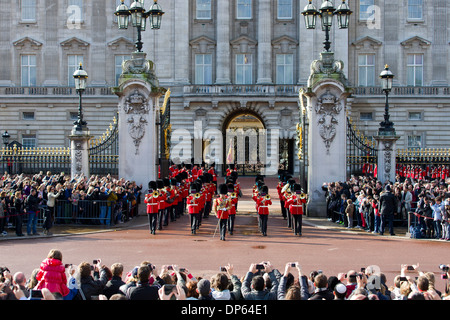 Des foules de touristes assister à la relève de la garde devant le palais de Buckingham à Londres. Banque D'Images