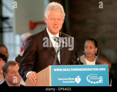 Oct 06, 2006, Manhattan, NY, USA ; l'ancien Président Bill Clinton et l'American Heart Association annoncer un accord conjoint entre l'Alliance pour une génération en meilleure santé et des gens de l'industrie pour définir toute première lignes directrices volontaires pour les collations et les articles vendus dans les écoles visant une fournissant des choix alimentaires plus sains pour les enfants dans une conférence de presse à Harlem est un Philip Randolph H Banque D'Images