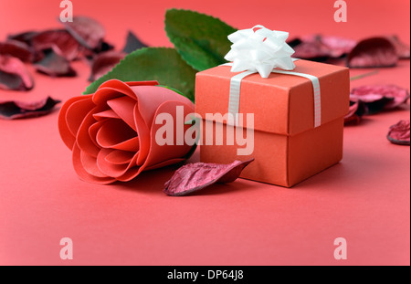 Rose rouge et boîte-cadeau pour la saint valentin theme Banque D'Images