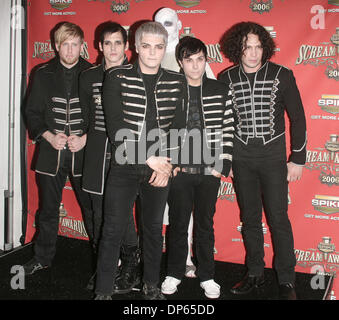 Oct 07, 2006 ; Los Angeles, CA, USA ; les musiciens My Chemical Romance à la Scream Awards 2006 - Presse lieu au Pantages Theatre, à Hollywood. Crédit obligatoire : Photo par Paul Fenton/ZUMA KPA.. (©) Copyright 2006 by Paul Fenton Banque D'Images