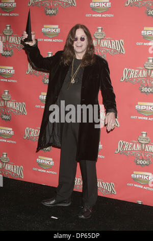 Oct 07, 2006 ; Los Angeles, CA, USA ; Interprète Ozzy Osbourne à la Scream Awards 2006 - Presse lieu au Pantages Theatre, à Hollywood. Crédit obligatoire : Photo par Paul Fenton/ZUMA KPA.. (©) Copyright 2006 by Paul Fenton Banque D'Images