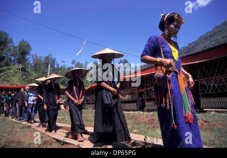 Oct 09, 2006 ;, Toraja de Sulawesi du Sud, en Indonésie, les clients viennent porter des tenues traditionnelles pour rendre visite à un Torajan funérailles. L'enterrement est la plus importante de toutes les cérémonies Torajan puisqu'il s'agit de l'envoi d'une personne morte à l'au-delà. Sans les rites funéraires, l'esprit du défunt va causer malheur à sa famille. Crédit obligatoire : Photo par Edy Purnomo/JiwaFoto/ZUM Banque D'Images