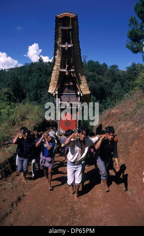 Oct 09, 2006 ;, Toraja de Sulawesi du Sud, en Indonésie ; Parents transporter un cercueil dans la tombe pendant une Torajan funérailles. L'enterrement est la plus importante de toutes les cérémonies Torajan puisqu'il s'agit de l'envoi d'une personne morte à l'au-delà. Sans les rites funéraires, l'esprit du défunt va causer malheur à sa famille. Crédit obligatoire : Photo par Edy Purnomo/JiwaFoto/ZUMA P Banque D'Images