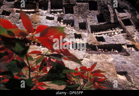 Oct 09, 2006 ;, Toraja de Sulawesi du Sud, en Indonésie ; l'avis de Torajan tombes suspendues. Les cercueils sont placés profondément à l'intérieur d'une grotte ; la vie, Tau-Tau dimensions en bois sculpté et des effigies de la mort, s'asseoir à l'entrée. Crédit obligatoire : Photo par Edy Purnomo/JiwaFoto/ZUMA Press. (©) Copyright 2006 par JiwaFoto Banque D'Images