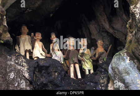 Oct 09, 2006 ;, Toraja de Sulawesi du Sud, en Indonésie ; l'avis de Torajan tombes suspendues. Les cercueils sont placés profondément à l'intérieur d'une grotte ; la vie, Tau-Tau dimensions en bois sculpté et des effigies de la mort, s'asseoir à l'entrée. Crédit obligatoire : Photo par Edy Purnomo/JiwaFoto/ZUMA Press. (©) Copyright 2006 par JiwaFoto Banque D'Images