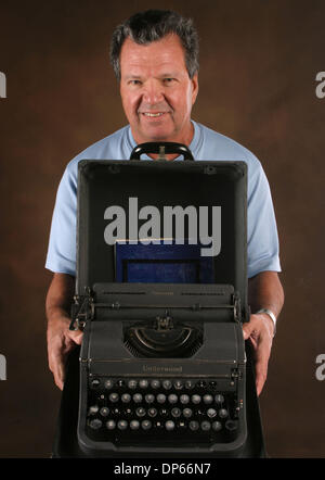 Oct 04, 2006 ; Palm Beach, FL, USA ; évaluation de l'Underwood Typewriter administré par Gerry Lorin. Crédit obligatoire : Photo de Tim Stepien/Palm Beach Post/ZUMA Press. (©) Copyright 2006 par Palm Beach Post Banque D'Images