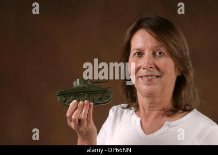 Oct 04, 2006 ; Palm Beach, FL, USA ; ÉVALUATION DE LA SECONDE GUERRE MONDIALE toys administré par Trudy Gordon. Crédit obligatoire : Photo de Tim Stepien/Palm Beach Post/ZUMA Press. (©) Copyright 2006 par Palm Beach Post Banque D'Images