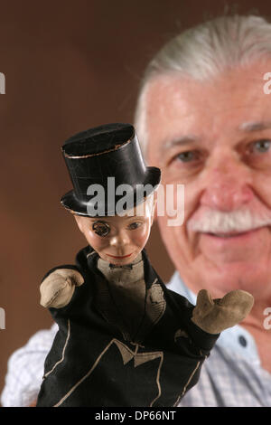 Oct 04, 2006 ; Palm Beach, FL, USA ; évaluation de Charlie McCarthy puppet administré par Jack Freese. Crédit obligatoire : Photo de Tim Stepien/Palm Beach Post/ZUMA Press. (©) Copyright 2006 par Palm Beach Post Banque D'Images