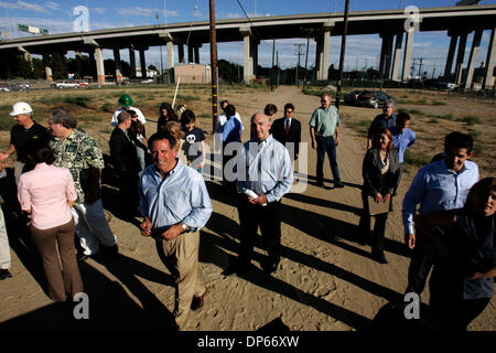 Oct 05, 2006 ; San Diego, CA, USA ; SAM MARASCO, principal développeur de Mercado Alliance, gauche, promenades avec ROGER SHIPP, centre, et d'autres qu'ils terminent avec un portrait d'un groupe de contributeurs au projet. Le groupe avait prévu de construire un centre commercial et d'habitation sur un 6,8 acres dans Barrio Logan à l'intersection de CESAR E. CHAVEZ Parkway et Newton Avenue. Le projet a Banque D'Images