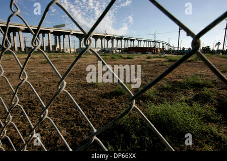 Oct 05, 2006 ; San Diego, CA, USA ; l'un des deux lots vacants à CESAR E. CHAVEZ Parkway et Newton Avenue. Le Mercado Alliance avait prévu de construire un centre commercial et d'habitation sur un 6,8 acres dans Barrio Logan, mais le projet est au point mort depuis des années et la ville essaie de prendre la terre et recommencer à nouveau. Crédit obligatoire : Photo par Laura Embry/SDU-T/ZUMA Press. (©) Copyrig Banque D'Images