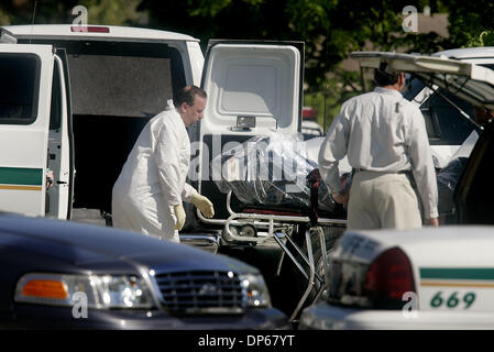 Oct 08, 2006 ; West Palm Beach, FL, USA ; le corps d'un homme qui a été tué à environ 2 h 40 Dimanche matin, à l'intersection de Hiawatha et Osceola dans West Palm Beach. Crédit obligatoire : Photo par Libby Volgyes/Palm Beach Post/ZUMA Press. (©) Copyright 2006 par Palm Beach Post Banque D'Images