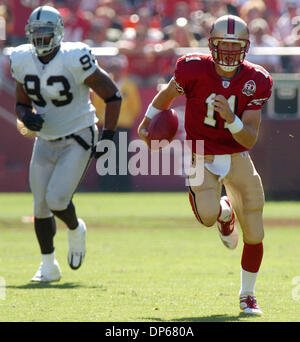 Oct 08, 2006 ; San Francisco, CA, USA ; NFL football : 49ers' QB, Alex Smith se précipite la balle pendant le match contre les Raiders à Monster Park. Crédit obligatoire : Photo par sat Nam tonne/Contra Costa Times/ZUMA Press. (©) Copyright 2006 par Contra Costa Times Banque D'Images